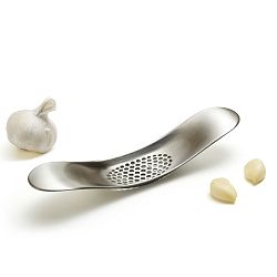 Kolébkové mačkadlo na česnek Joseph Joseph Garlic Crusher